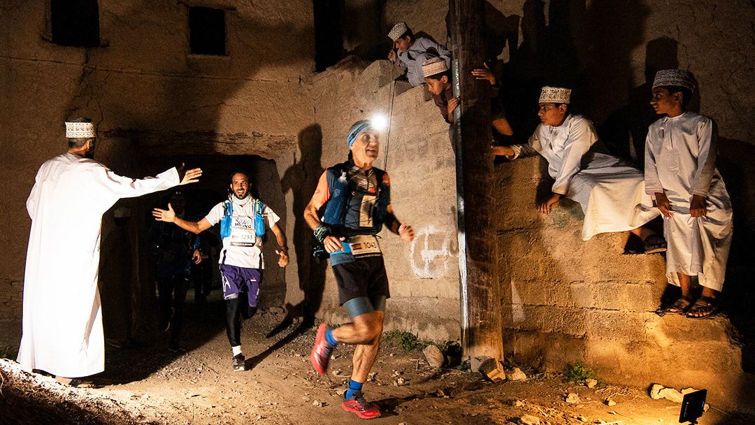 Throwing it back to this awesome shot of our runners at the start of their 130km races in the dark during #OmanbyUTMB® 2019 🌑🏃🏾‍♂️👏🏾