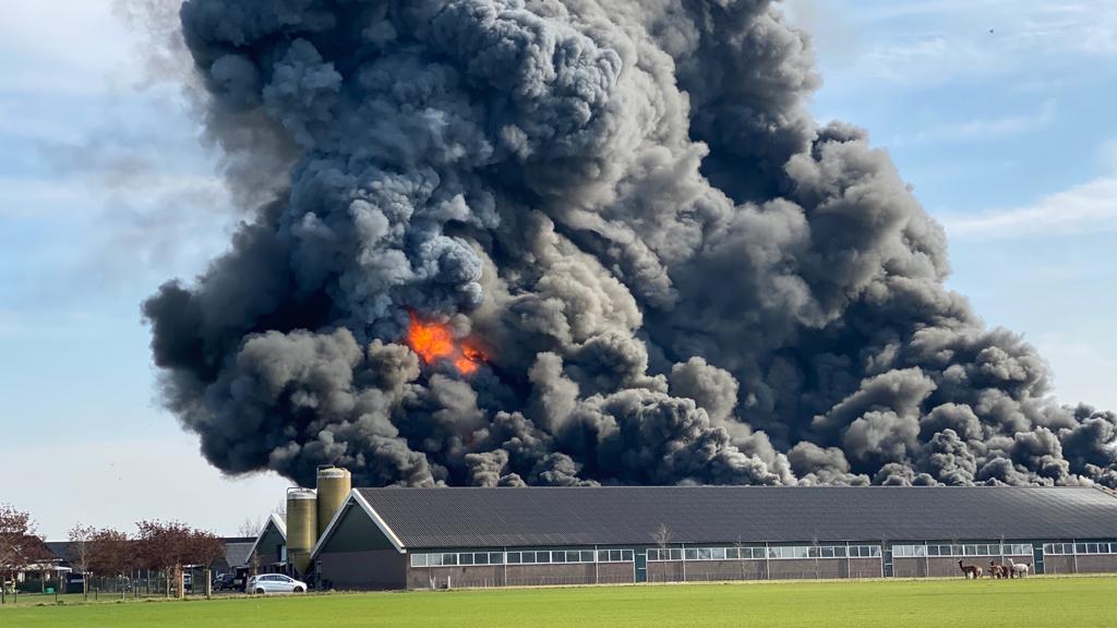 Grote brand in kippenstal #Heythuysen: enorme zwarte rookwolken in wijde omtrek te zien:..