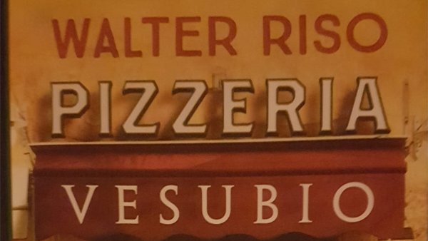 echavarri's tweet photo. He leído y disfrutado de la novela "Pizzeria Vesubio" de @Walter_Riso. Narra la vida de Andrea, un napolitano que crece en Buenos Aires rodeado de una familia tradicional italiana. Una historia divertida con buenos toques de humor. https://t.co/vpQu9oif5v