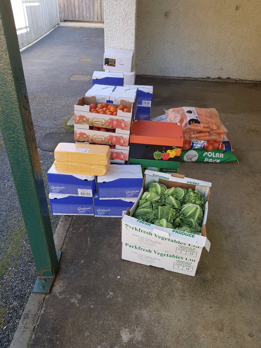 GoodFoodAndFM's tweet image. Keeping it fresh and local: fresh food parcels being picked for delivery to people receiving shielding food deliveries and to vulnerable people in our communities. Go Team Food! #PSCPositivity @scotmeals @BEBLScot @PSCMagazine @argyllandbute @abc_OCTF