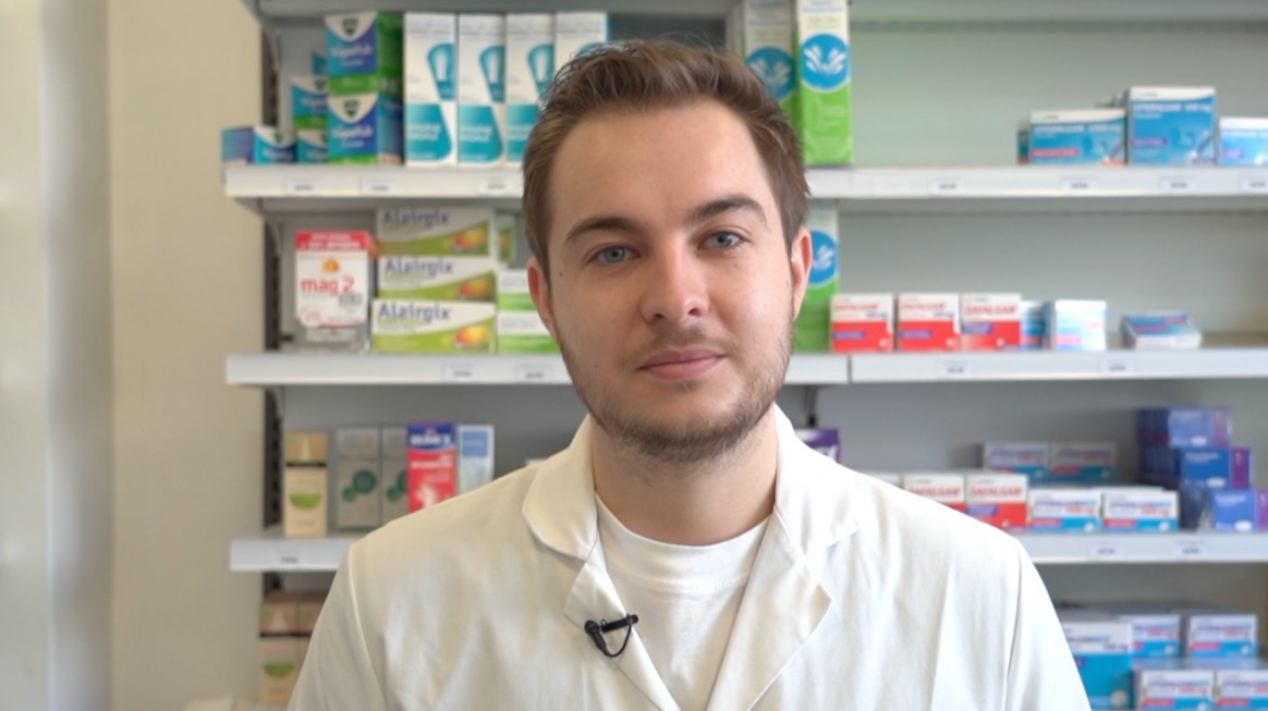 Ruée sur les bains de bouche dans sa pharmacie... "Une information a circulé sur internet comme quoi c'était un outil pour se protéger... c'est absurde !" Le portrait de Julien, 27 ans, pharmacien : urlz.fr/cqGO urlz.fr/cqGT #ceuxquicontinuent