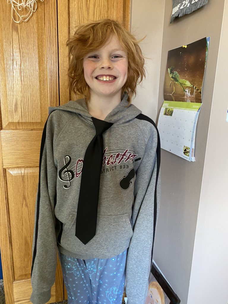 acanderson10's tweet photo. Dress Your Best Day! Just add a tie! π @PrincipalArthur #MESVirtualWeek https://t.co/UdgAnWRJgV