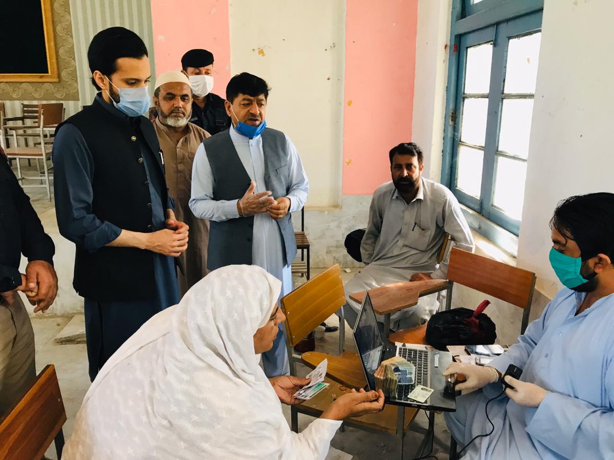 ZahirToru's tweet image. اسسٹنٹ کمشنر مردان کے ہمراہ آج مردان میں غلاڈھیر نواں کلی اور مردان کالج میں احساس کفالت پروگرام کیش کی تقسیم پوائنٹ کے دورے کے موقع پر سٹاف سے بات چیت کرتے ہوئے.
#EhsasProgram #EhsaasEmergencyCash