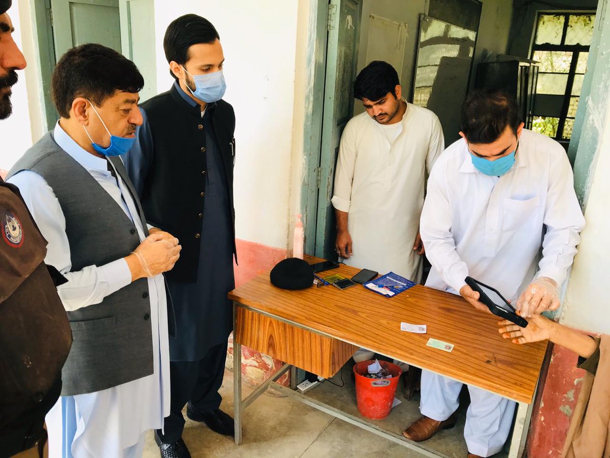 ZahirToru's tweet image. اسسٹنٹ کمشنر مردان کے ہمراہ آج مردان میں غلاڈھیر نواں کلی اور مردان کالج میں احساس کفالت پروگرام کیش کی تقسیم پوائنٹ کے دورے کے موقع پر سٹاف سے بات چیت کرتے ہوئے.
#EhsasProgram #EhsaasEmergencyCash