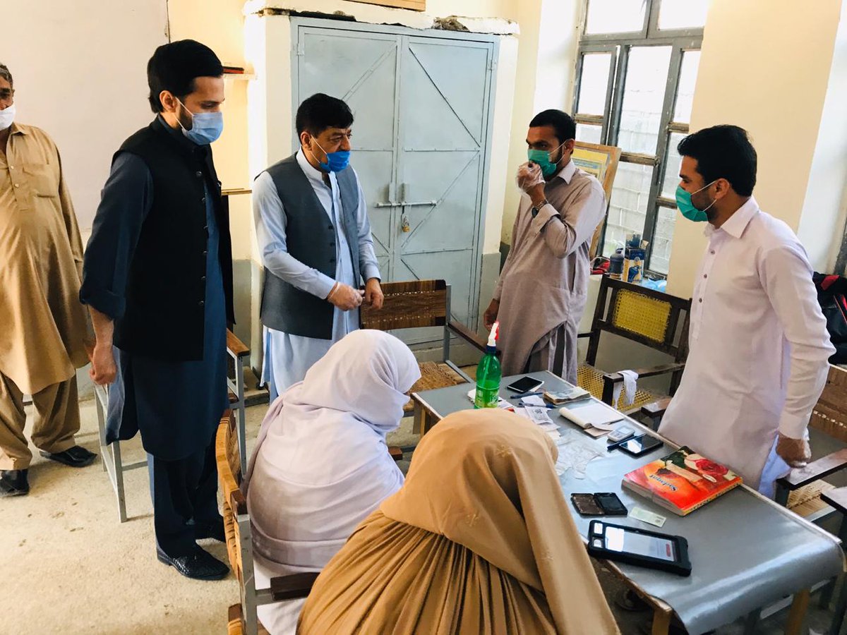 ZahirToru's tweet image. اسسٹنٹ کمشنر مردان کے ہمراہ آج مردان میں غلاڈھیر نواں کلی اور مردان کالج میں احساس کفالت پروگرام کیش کی تقسیم پوائنٹ کے دورے کے موقع پر سٹاف سے بات چیت کرتے ہوئے.
#EhsasProgram #EhsaasEmergencyCash