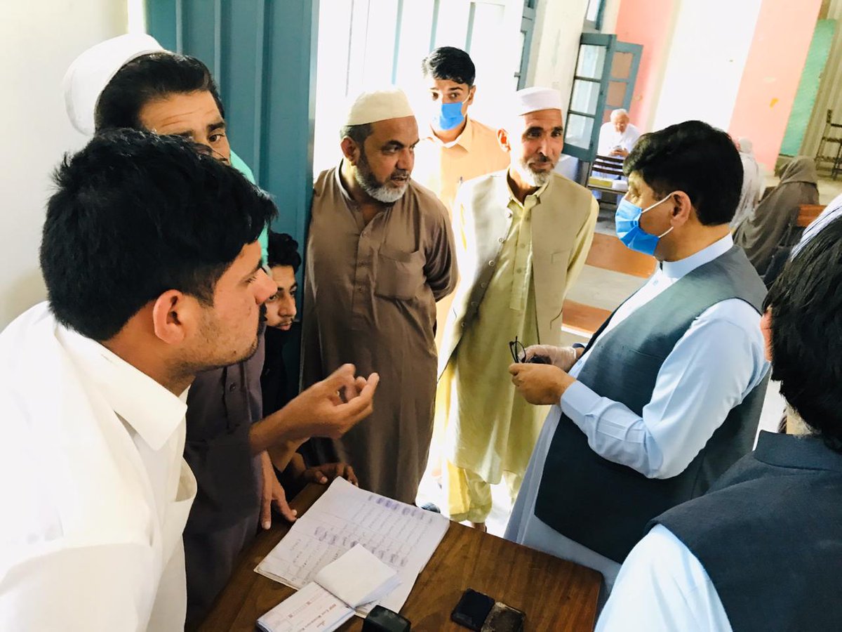 ZahirToru's tweet image. اسسٹنٹ کمشنر مردان کے ہمراہ آج مردان میں غلاڈھیر نواں کلی اور مردان کالج میں احساس کفالت پروگرام کیش کی تقسیم پوائنٹ کے دورے کے موقع پر سٹاف سے بات چیت کرتے ہوئے.
#EhsasProgram #EhsaasEmergencyCash