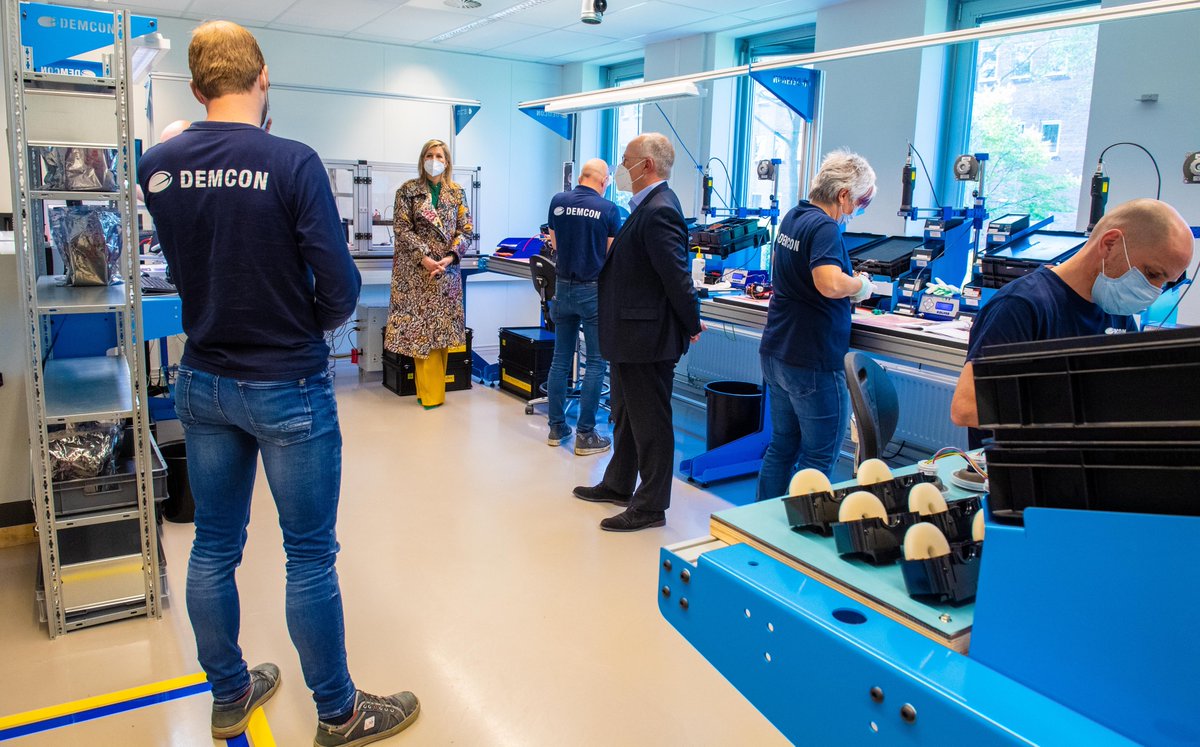 koninklijkhuis's tweet photo. Koningin Máxima bezoekt @demcon. Het technologiebedrijf heeft een beademingssysteem ontwikkeld, getest en geproduceerd dat geschikt is voor de beademing van patiënten op de ic. Het werkbezoek vindt plaats i.h.k.v. de uitbraak van het coronavirus. https://t.co/SOCOy03bQM #covid19 https://t.co/dNKcOBTvCO