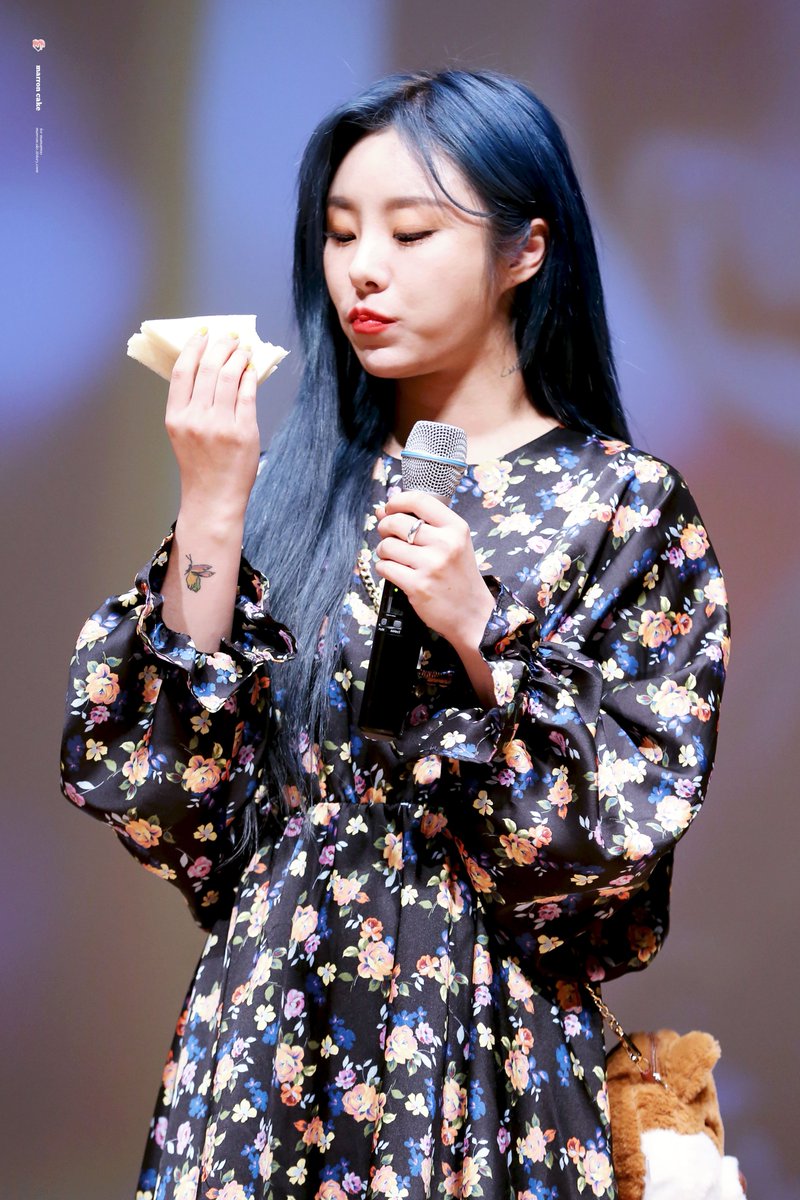 바닥에 떨어진 꽃잎이면 어때요
당신에게 꽃길만 걷게 해줄 텐데
길가에 휘날리는 낙엽이면 어때요
지난 날을 추억하는 낭만을 전할 텐데

| 민감성, 당신의 계절

#하_생일걸_휘인아_생일축하해
#ArtistWheeinDay