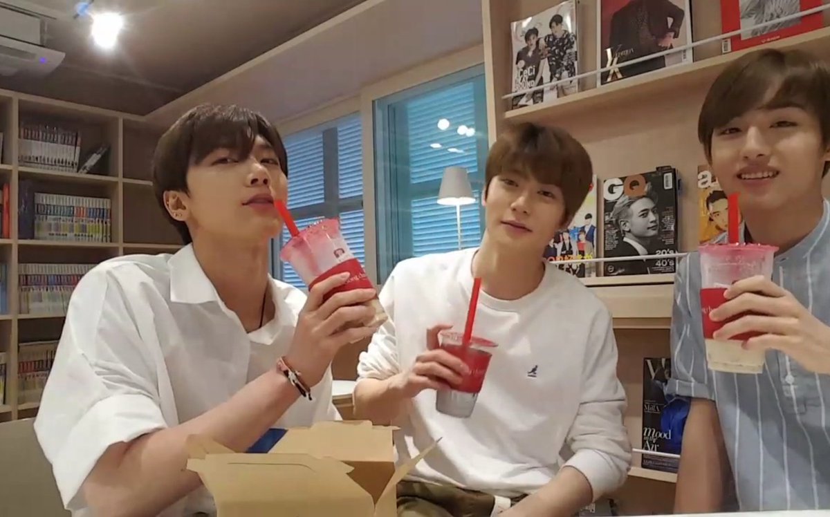 นั่งทานชานมไข่มุกรอแฟนออกกำลังกาย