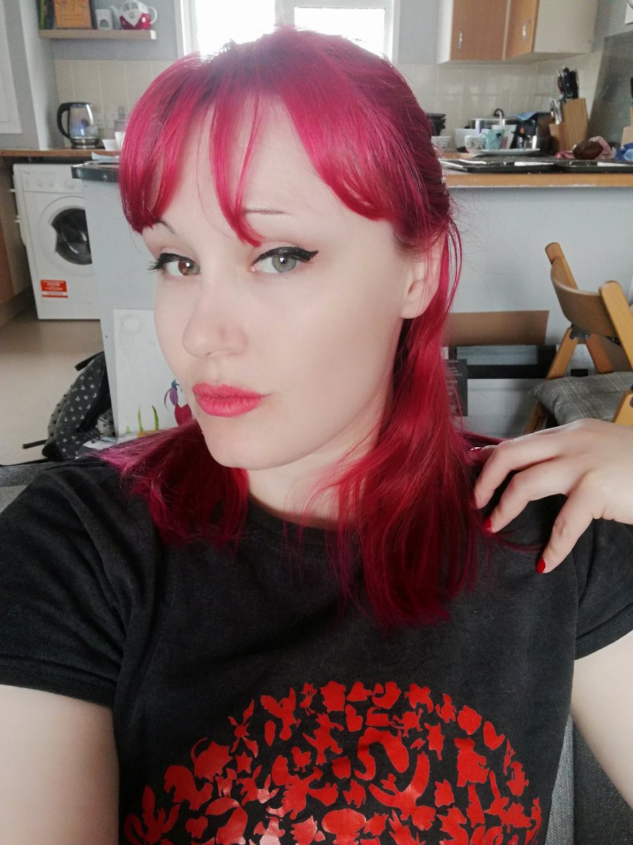 BunnyGirlWonder's tweet image. New hair, and perfected eyeliner ❤️ I used @BenefitUK #rollerlash eyeliner and mascara, @EsteeLauderUK #doublewear concealer and @givenchy lipstick that was gifted from work ❤️