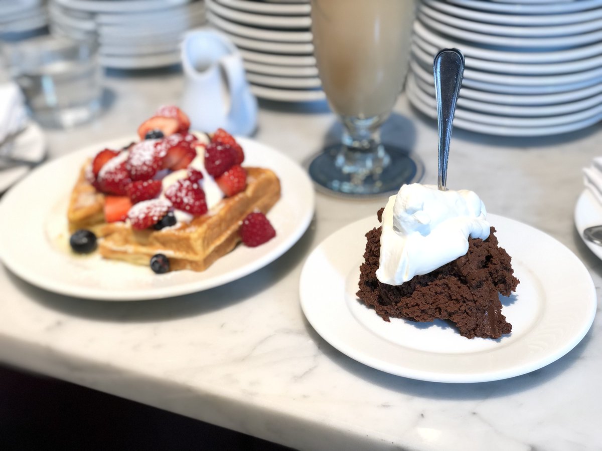 死にかけのあおなちゃん 東京ミッドタウン日比谷にあるブヴェット Buvette ってところのチョコムースまた食べたい 激甘だけど 甘党だったらおいちぃおいちぃって食べられる感じの激甘ムース フォークぶっ刺さってるの ずっとエクスカリバーって