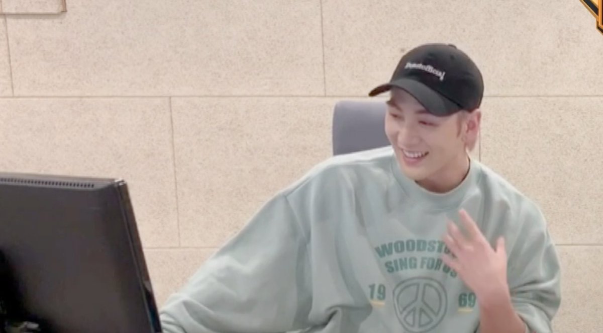 aqi_kdh's tweet photo. did he colour his hair to pink back?
in the mv, he will have pink hair?
is it going to be a happy song??
hmmm~
ok let us just enjoy his happy expression playing the game and  doing selfies~ https://t.co/gTujgkQlFD