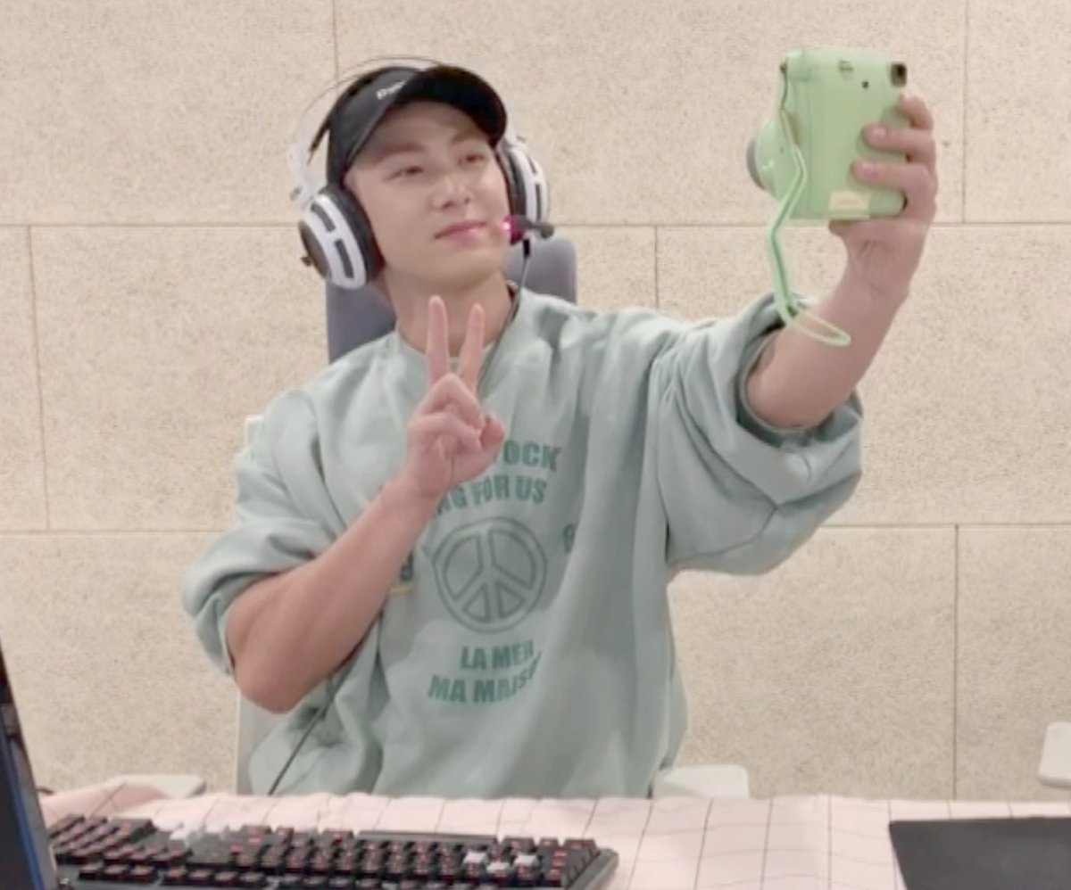 aqi_kdh's tweet photo. did he colour his hair to pink back?
in the mv, he will have pink hair?
is it going to be a happy song??
hmmm~
ok let us just enjoy his happy expression playing the game and  doing selfies~ https://t.co/gTujgkQlFD