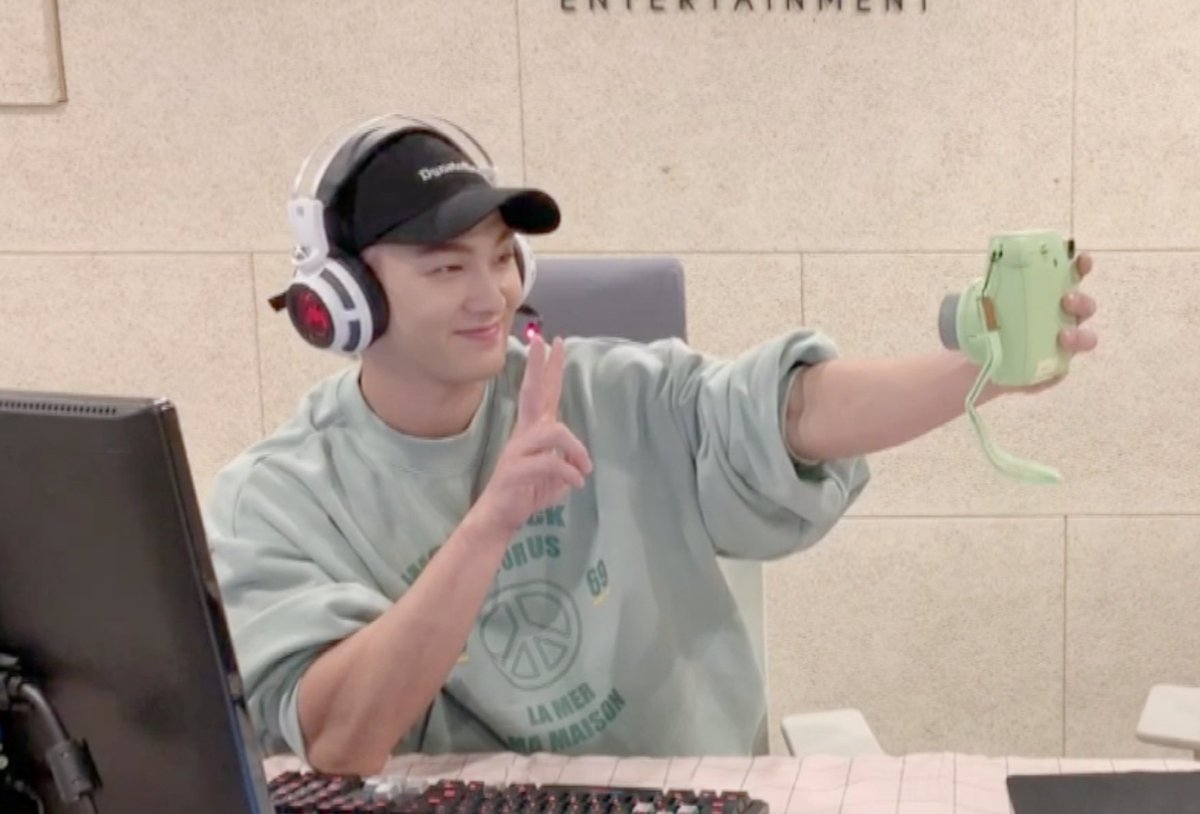 aqi_kdh's tweet photo. did he colour his hair to pink back?
in the mv, he will have pink hair?
is it going to be a happy song??
hmmm~
ok let us just enjoy his happy expression playing the game and  doing selfies~ https://t.co/gTujgkQlFD