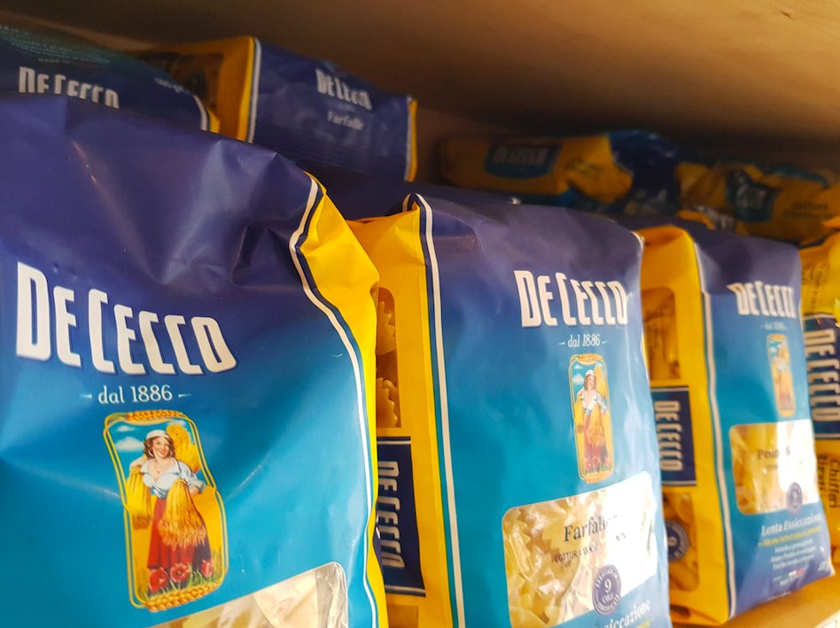 TiendasUniko's tweet photo. Vivir cada momento #AllaDeCecco significa experimentar con curiosidad sin olvidar la sencillez donde todo se origina. En los gestos más sencillos se ocultan los detalles más originales como los rigati, capellini, tagliatelle, gnocchi, lasagne... #pasta #torrelavega #delicatessen https://t.co/B3Z8K4yLYI