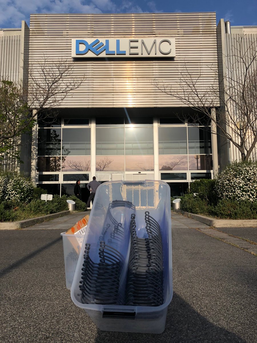 ICM_Montpellier's tweet photo. Fidèle à la #solidarité &amp; à la #générosité exprimées toute l’année auprès de nos patients, @DellTechFrance est mobilisé encore une fois pour soutenir nos soignants face au #Covid19. Des visières et des masques nous ont été remis pour poursuivre notre action. Merci merci ! 🙏❤️ https://t.co/uQ7Tdn24sP