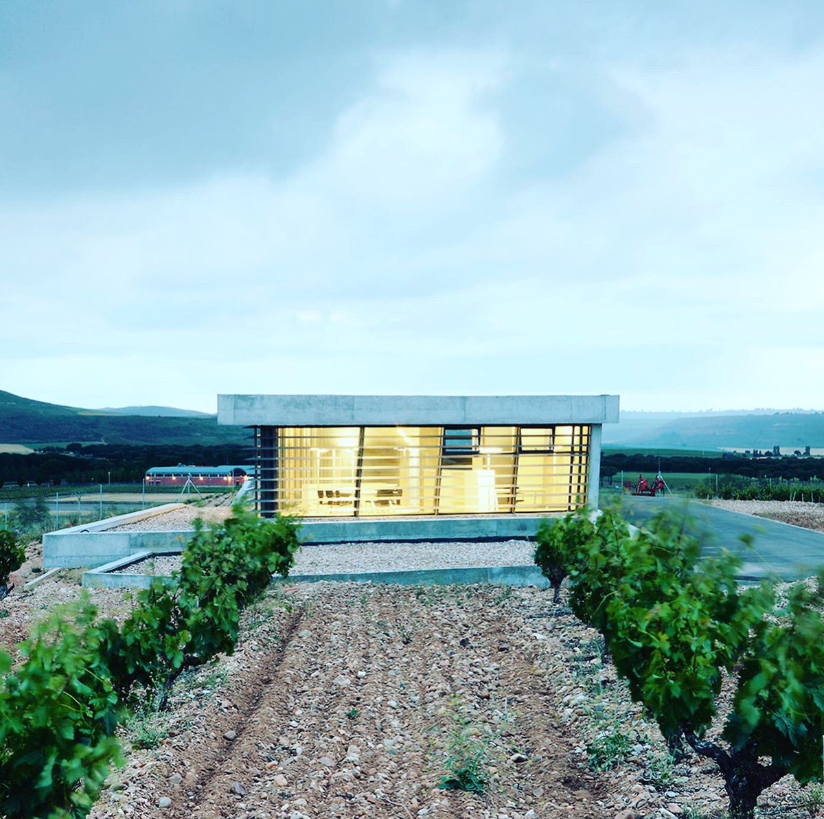 osaba_ilumina's tweet photo. En el corazón de Ribera del Duero encontramos Lagar de Prevuntus @tr3smano una bodega de vanguardia . Un proyecto realizado en colaboración con @grupoArquitelia  e @Ingelec . https://t.co/bqHypB2NuM