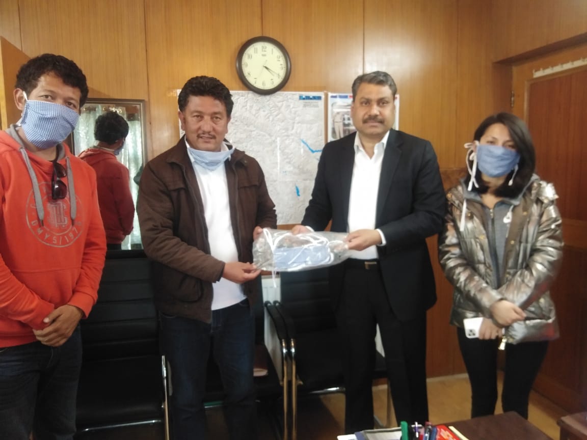 DGP_Ladakh's tweet photo. *ALTOA members  headed by its President Sh.Tsetan Wangchuk  donated 700 face masks prepared in collaboration with PAGIR to pay gratitude to the police personnel working round the clock #We thank @ALTOA for this gesture &amp; the endless cooperation # https://t.co/CH91lhya4D