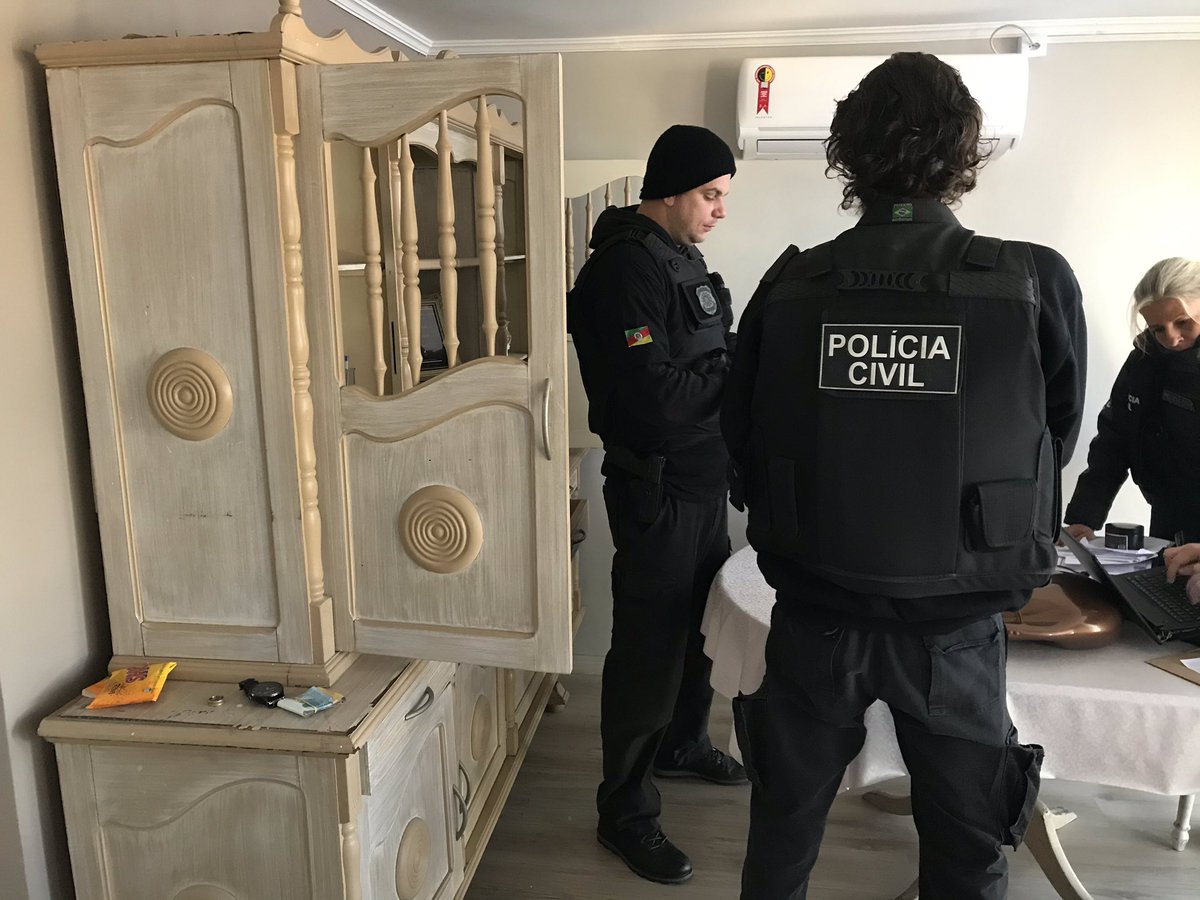 policiacivilrs's tweet photo. #OpAvocat cumpre ordens judiciais na residência e escritório de advogado investigado por crimes contra a fé pública e contra a administração da justiça.
#2Decor_Deic https://t.co/4T8qQ6WufD