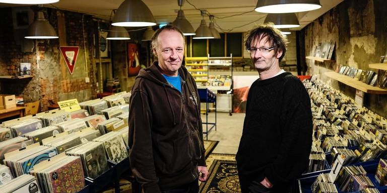 POPgroningen's tweet image. De mannen van de platenzaak @elpeegroningen zijn opzoek naar een nieuwe locatie! Dus als iemand een idee heeft of een leuk en vooral goedkoop pand weet, laat het weten. Ook andere tips, suggesties, ideeën zijn meer dan welkom! elpee-groningen@hetnet.nl