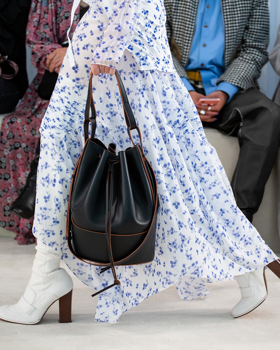 LoeweOfficial's tweet photo. The Balloon bag draws on our longstanding expertise in leatherwork and craft, made with a round structured base supporting a body of expertly woven raffia.

#LOEWE #LOEWESS20 #BalloonBag https://t.co/eTSgO82yN1