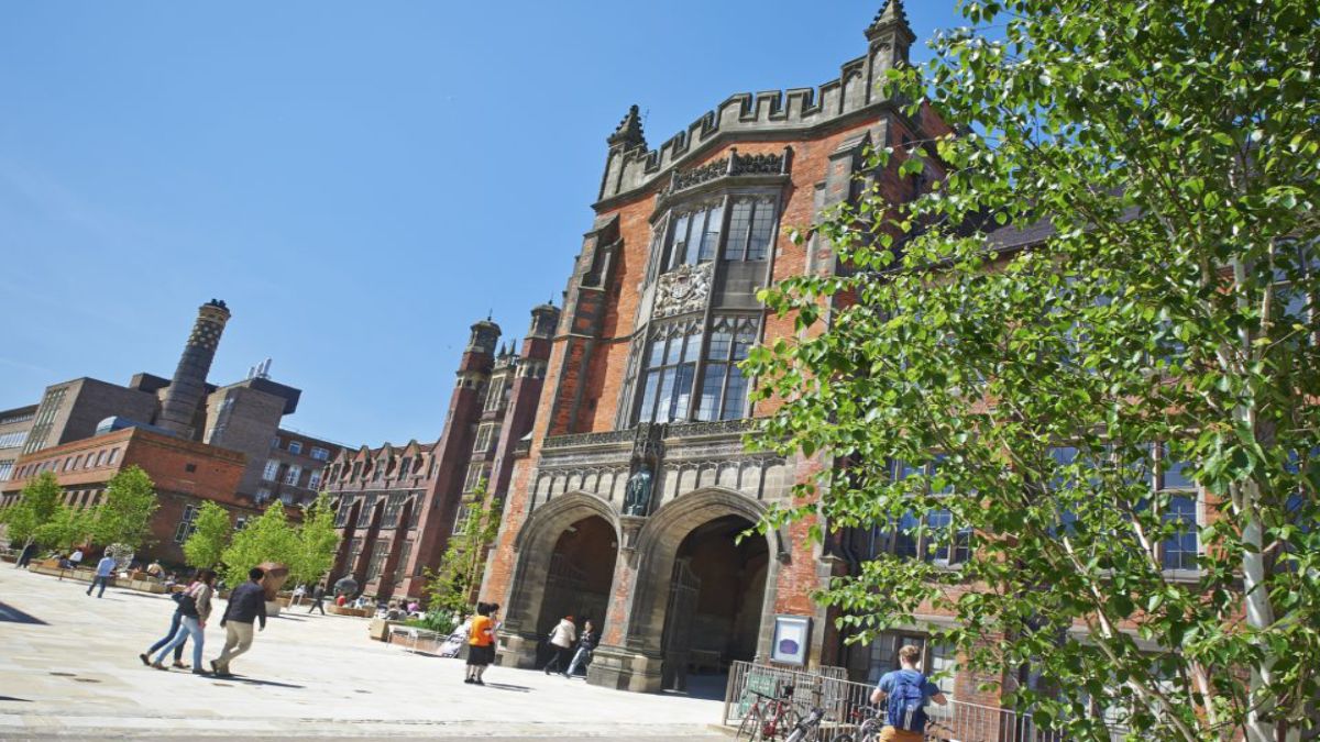 .<a href="/UniofNewcastle/">Newcastle University</a> was able to help 
almost 300 junior doctors graduate online and answered the UK's call for a much needed increase in numbers to the NHS workforce.

Read more: msft.it/6015T55HR

<a href="/NHSuk/">NHS</a> #Health
