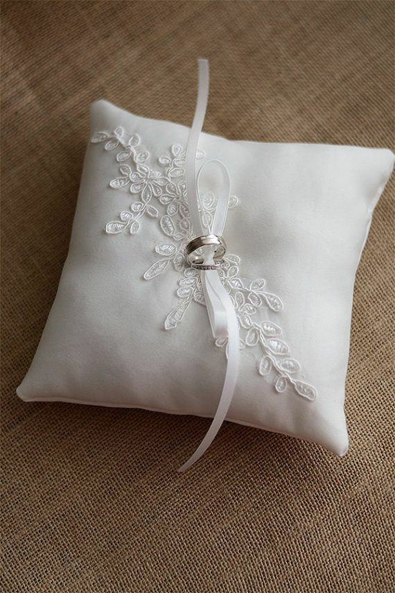 Подушки под кольца. Подушка для колец на свадьбу. Свадебные подушки для колец. Подушечка для колец. Подушечка для обручальных колец на свадьбу.