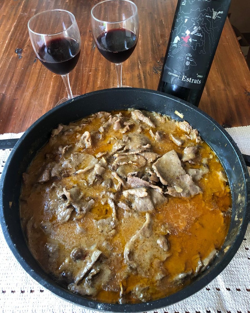 DacilEstapaCruz's tweet photo. Que amigos más cocinillas tengo. Hoy @albertgvld se ha marcado un fricando de aquellos que te hacen llorar, y maridado con un #Estrats de @cervolesceller 🤯🤯🤯
#Quieroamisamigos #ViticulturaDeMuntanya #vinsdeterrer #LesGarrigues #lleidamolamolt #yomequedoencasaconmivino #wine https://t.co/kpoSIwtzcB