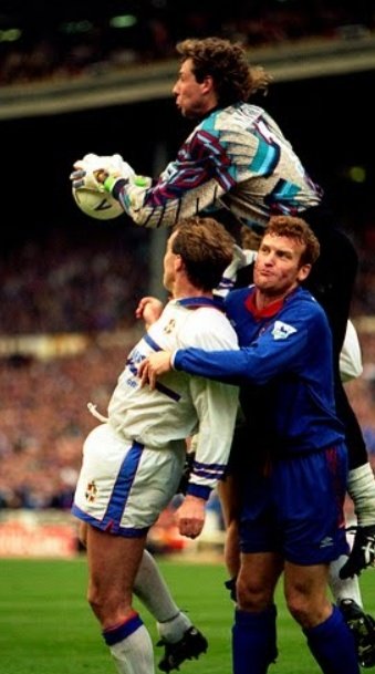 He had the most incredible spring of any goalkeeper I’ve seen and he was a very good shot stopper. Yes he had an error in him like all goalkeepers but he was instrumental In Chelsea’s run to the Fa Cup Final in 1994. #190FIVE  #CFC  #CHELSEA  #KHARINE