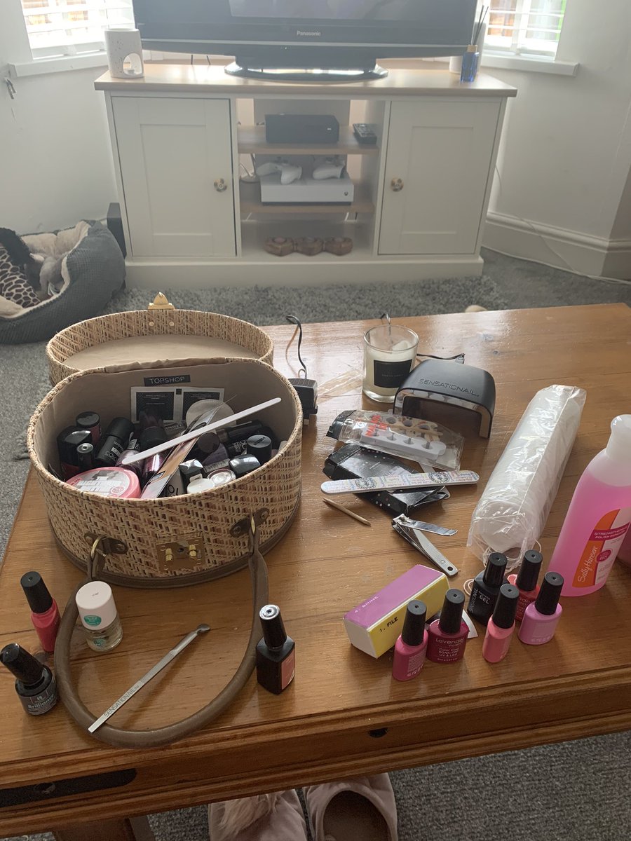 mrsgallagherRE's tweet photo. Little self-care morning at Sarahโs Salon... my nails no longer look like something from Dahlโs The Witches ๐๐
๐ป #REteacher #Lockdown #lockdownselfcare #lockdownnails #tookfrigginages https://t.co/278jAN5e8U