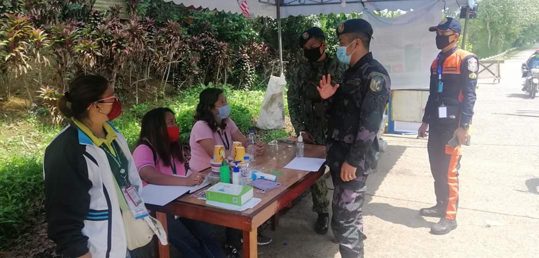 3Qpmfc's tweet photo. Inter-Agency Coordination

On April 16, 2020 at about 10:00AM, PCpl Mark Anthony Russel CAD PNCO of 3rd Platoon 1st QPMFC under the supervision of PLT REYNANTE GARCIA DE CHAVEZ Platoon leader coordinated to the duty Barangay Health Worker at Quarantine Control Point (QCP) https://t.co/joBi0N4Gaz