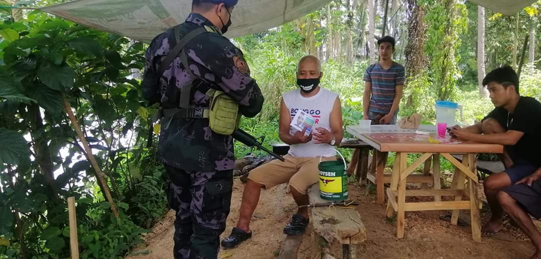 3Qpmfc's tweet photo. On April 16, 2020 at about 10:35AM, Pcpl Mark Anthony A Russel, CAD PNCO of 3rd platoon 1st QPMFC under the supervision of PLT REYNANTE GARCIA DE CHAVEZ, platoon leader conducted dialogue and distributed Flyers with regards on the prevention of COVID-19 PANDEMIC https://t.co/vqRs5yTTU8