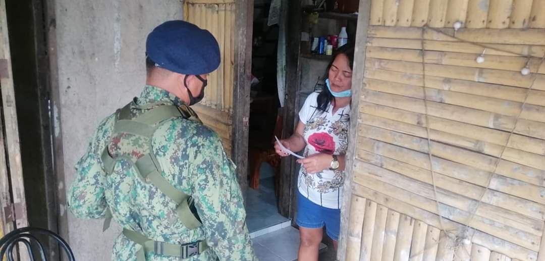 3Qpmfc's tweet photo. On April 16, 2020 at about 10:35AM, Pcpl Mark Anthony A Russel, CAD PNCO of 3rd platoon 1st QPMFC under the supervision of PLT REYNANTE GARCIA DE CHAVEZ, platoon leader conducted dialogue and distributed Flyers with regards on the prevention of COVID-19 PANDEMIC https://t.co/vqRs5yTTU8