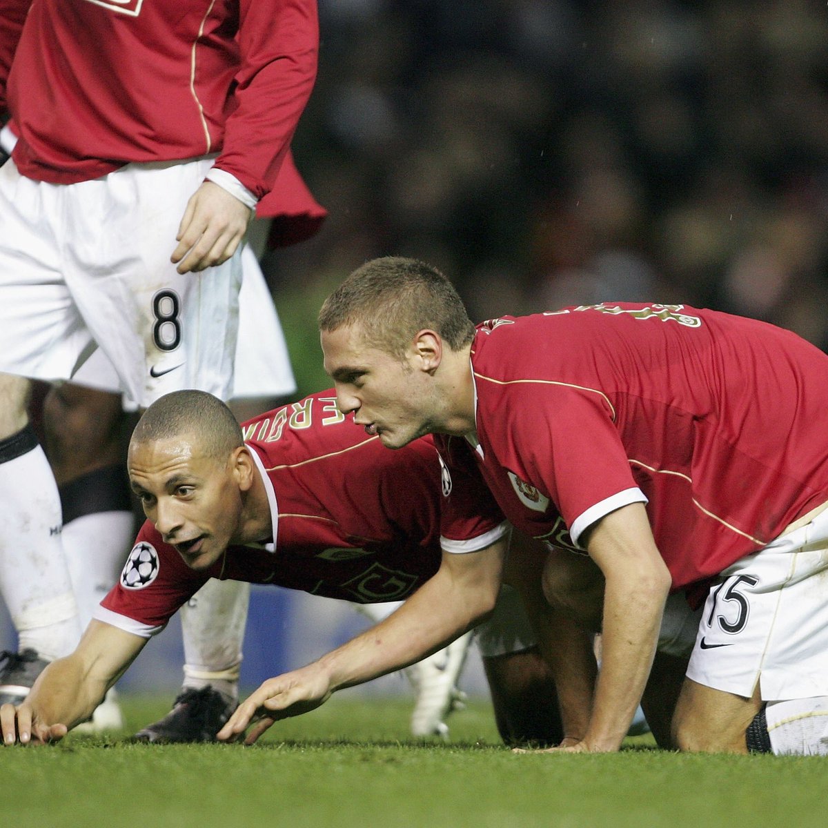 Terpantau Nemanja Vidic dan Rio Ferdinand sedang mencari duet pemain bertahan yang lebih hebat dari mereka... 👀🤷🏻

#MUFC