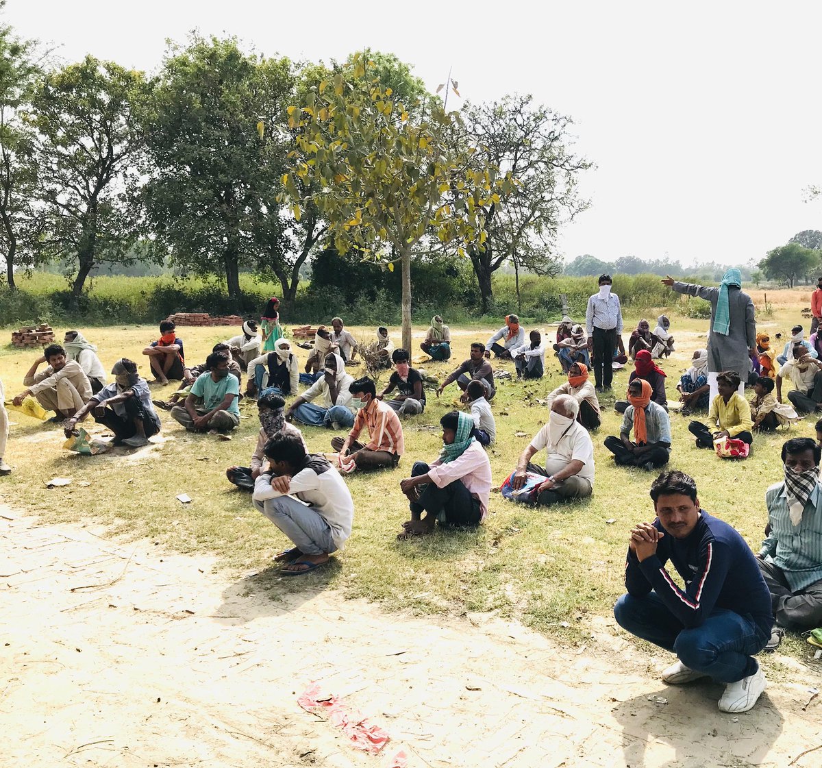 agam_vishen's tweet photo. मदद कीजीए पर अहंकार नहीं जो सुख शांति इसमें है वह कहीं और नहीं , बिना मांगे दिया वह फर्ज है मदद है दान है एहसान नहीं 289 विधान सभा भिन्गा श्रावस्ती। https://t.co/Dp0hPt7cCS