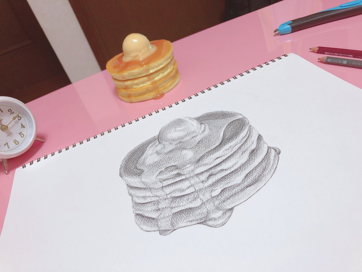 大山 怜依 前回のモチーフにかなり苦戦したので今回は割と簡単なモチーフにしました 美味しいふわふわのパンケーキ食べたーい ということで欲を絵にしてみました にしても 私の食品サンプルマニアが おうち時間デッサン に役立つとは 笑