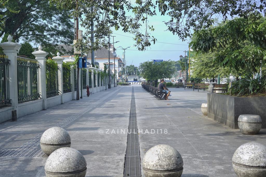 Jogja24Jam's tweet photo. Foto pagi tadi 08.00

Ada yang kangen dengan tempat ini,
Kini jogja mulai sepi akibat covid-19... Tetaplah dirumah kawan-kawan, gak usah keluar kalau gak penting, oh ya foto ini saya ambil kebetulan lewat ketika saya mau beli jamu.
Lekas pulih Indonesiaku.

via @zainulhadi18 https://t.co/YkLPIemWLF