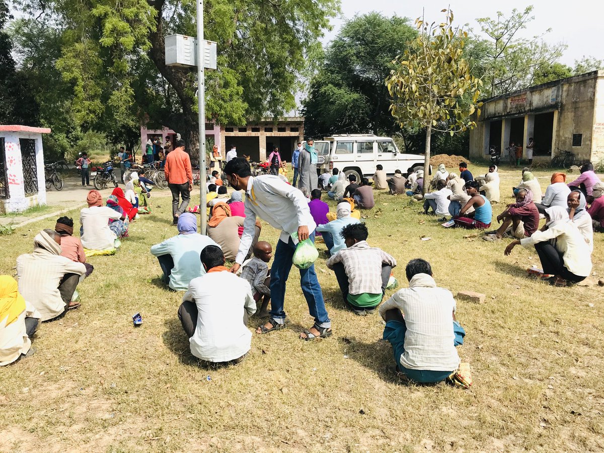agam_vishen's tweet photo. मदद कीजीए पर अहंकार नहीं जो सुख शांति इसमें है वह कहीं और नहीं , बिना मांगे दिया वह फर्ज है मदद है दान है एहसान नहीं 289 विधान सभा भिन्गा श्रावस्ती। https://t.co/Dp0hPt7cCS