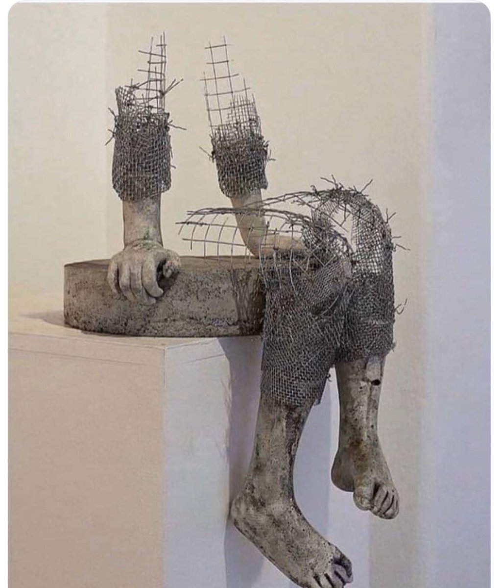 لا تخف ..
أنا لا أهجرك بسهولة
انا أبحث معك عن أسباب البقاء
حتى لا يبقى منها سبباً واحد
ثم عليك السلام