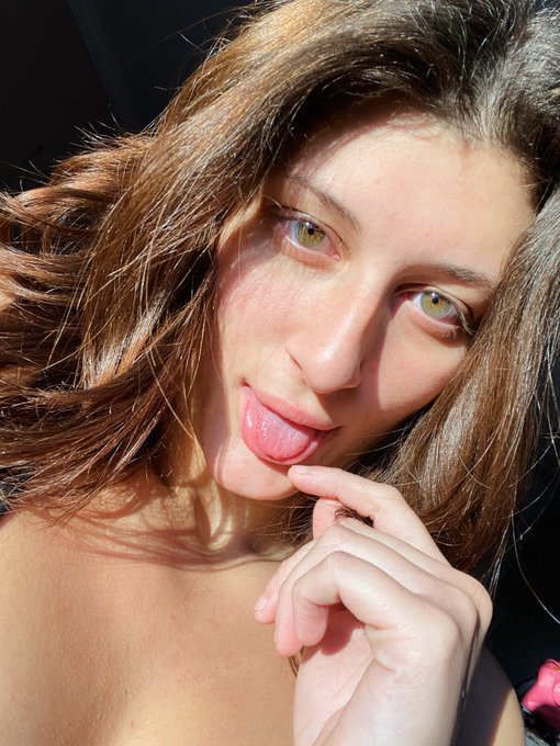 Good morning 🌞 it&rsquo;s going to be a beautiful day 😊😊  Post y&rsquo;all&rsquo;s golden hr selfies &amp; your links and try<a href="/tag/foureyes"class="tags"><span>#foureyes</span></a><a href="/tag/glassesfetish"class="tags"><span>#glassesfetish</span></a>