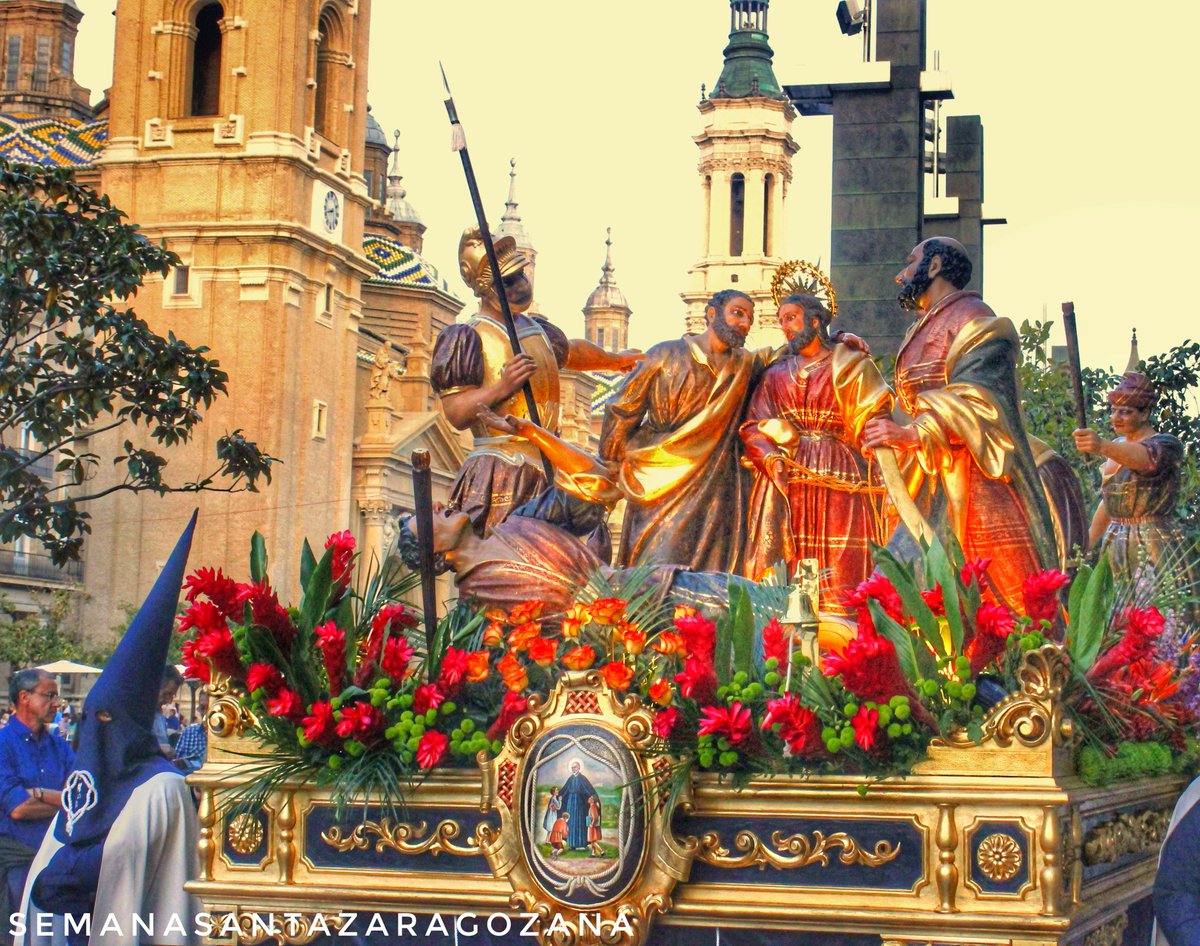 (Mr 14:43-52) "Luego, hablando él aún, vino Judas, que era uno de los doce, y con él mucha gente con espadas y palos, de parte de los principales sacerdotes y de los escribas Y el que le entregaba decía: Al que yo besare, ése es; prendedle, y llevadle <a href="/Prendimientozgz/">Prendimientozgz</a>