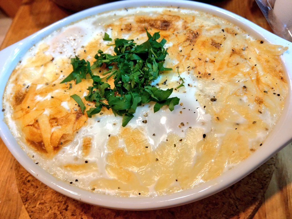 ももたそ 日本酒 料理の人 今夜の晩御飯 のびるポテトサラダのガチバージョンに卵落としたグラタン風 こないだ仕込んだ豚肉の炒め物とホタルイカの沖漬け 炊き込みご飯 キャベツの味噌汁 自家製ホタルイカのみりん干し 豆腐の味噌漬け 人と食べるごはんは