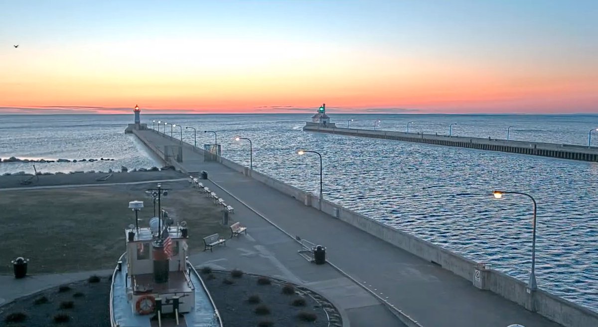 DesktopShortcut's tweet image. #homeworking TV / radio too distracting; try displaying your fav live web cam - full screen on your TV. Lots of cams and screen savers on YouTube (tropical beaches, relaxing rivers) Here's my fav: lnkd.in/gSisuvw

#workingfromhome #isolationtips #selfisolation