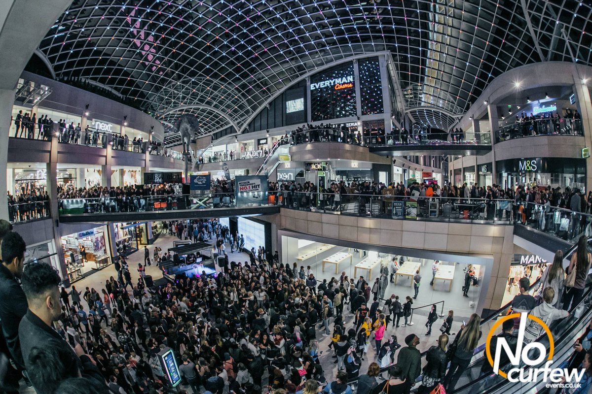 What happens when you put an events company in a shopping centre 👀 <a href="/TrinityLeeds/">TRINITY LEEDS</a>’ student lock-in went off! 👊🏻