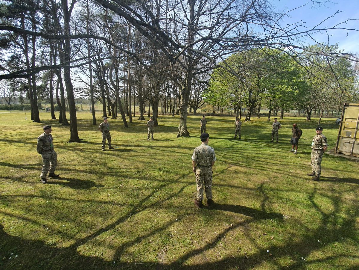 Proud_Sappers's tweet image. 🎖️ @UrchTyrone awards the CRE coin to LCpl Hagan of @42EngrRegt_Geo &amp;amp; thanks SJC Geo-cell who have worked hard creating bespoke visualisations of COVID-19 cases, and areas suitable for Nightingale and testing locations. Well done all involved 👏 #AlwaysReady #StayHomeSaveLives