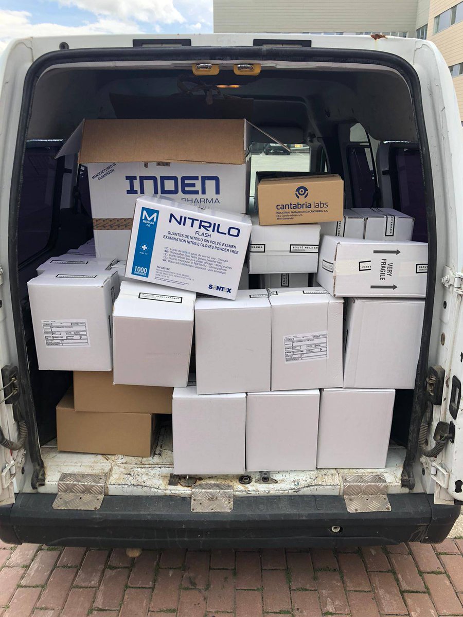 Nueva entrega de material en el Hospital de Torrejón y a Protección Civil. Hoy han tocado 3.000 mascarillas, 250 botes de gel hidroalcohólico, monos y guantes.

Gracias a César y Mata que se han recorrido todo el pueblo haciendo las entregas. ¡¡Grandes!!

#LasPeñasConTorrejón