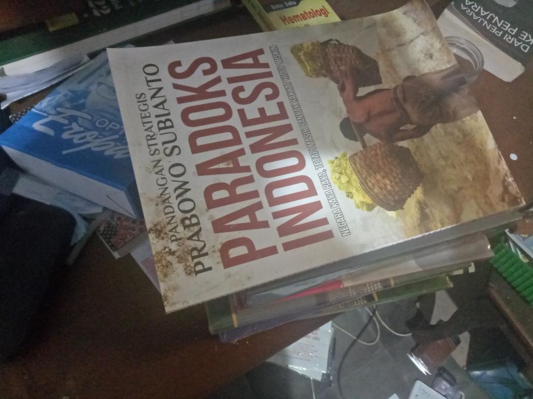 RIZAs74's tweet photo. when my family had like a ton of book and souvenir of a bloodthirsty dictator..
i dont know what i should feel about this
#indonesia #suharto #odebaru #soeharto https://t.co/4Vga4U665g