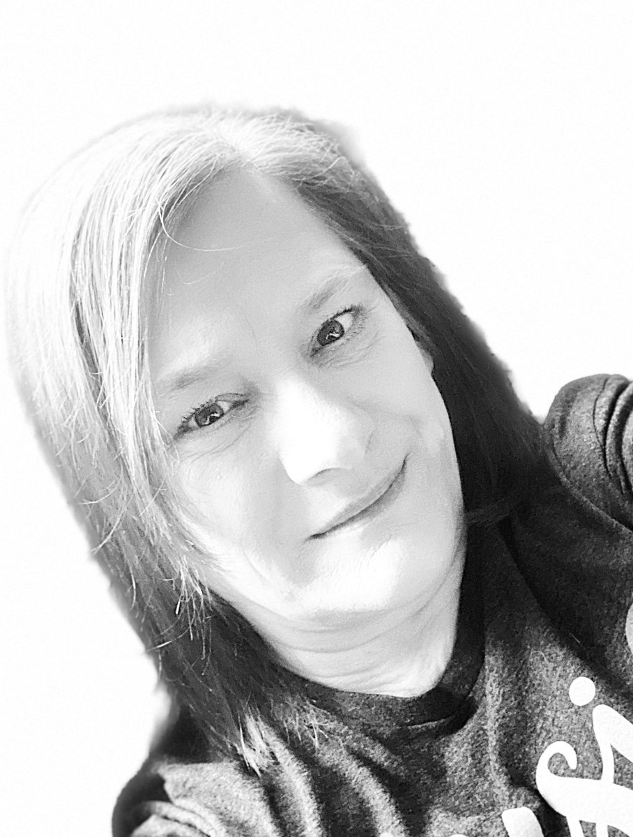 So, the light might not be all that flattering, buy at least you can’t see all the grey coming in because I can’t go get my hair done! #vanity