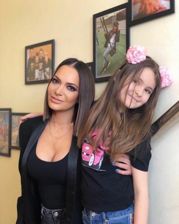 Andreea_Ant's tweet photo. Alături de SIENNA totul pare mai ușor, în special în această perioadă!
Ție cine iți menține zâmbetul pe buze?

#AndreeaAntonescu #love #motheranddaughter https://t.co/6oyP7salzH https://t.co/PJe4hgWI2u