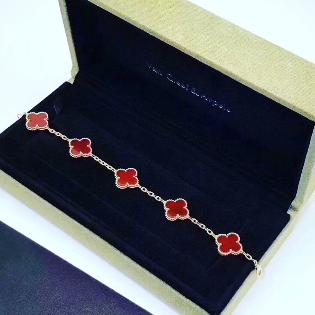 Welcome to Fc Brand Jewellery
We Have all Brand Collection in 18k.
Wich Brand u want, Send me Photos 
I Can Deliverd.
Delivery Within 3day's in all Emirates🇦🇪
wa.me/971545434718
Only WhatsApp....